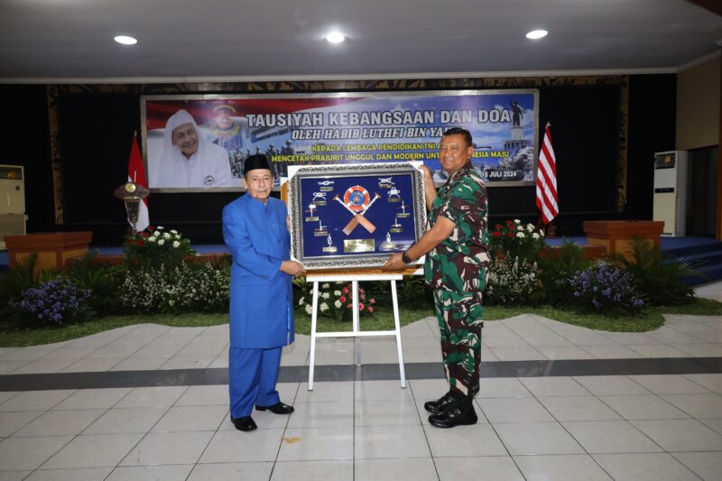 Wadan Kodikalatal Laksda TNI Eko Wahjono sambut habib Muhammad Luthfi