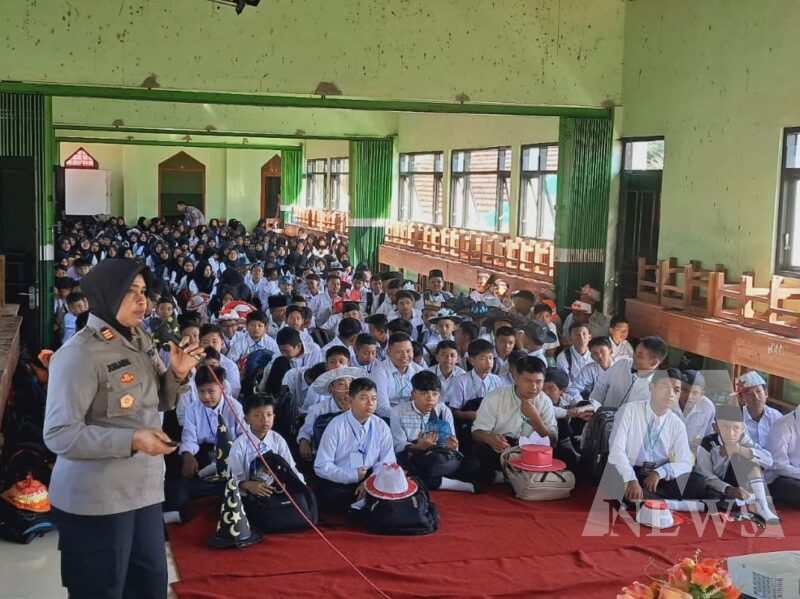Polwan Polres Madiun isi MPLS di MTsN 4 Madiun