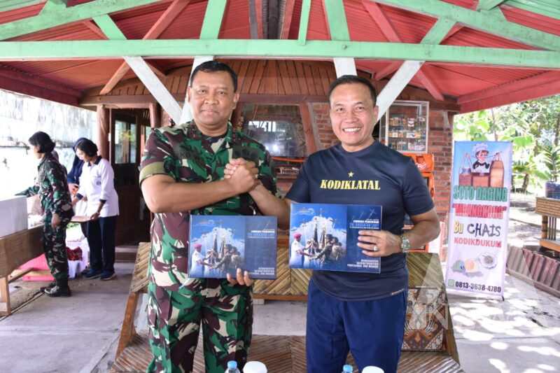 Dankodikdukum Laksma TNI Dr. Taufik Arief bersama Wadan Kodikalatal Laksda TNI Eko Wahjono