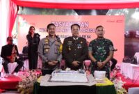 Kapolres Bojonegoro AKBP Mario Prahatinto bersama Dandim Bojonegoro beri kejutan Kajari Bojonegoro