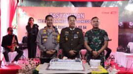 Kapolres Bojonegoro AKBP Mario Prahatinto bersama Dandim Bojonegoro beri kejutan Kajari Bojonegoro