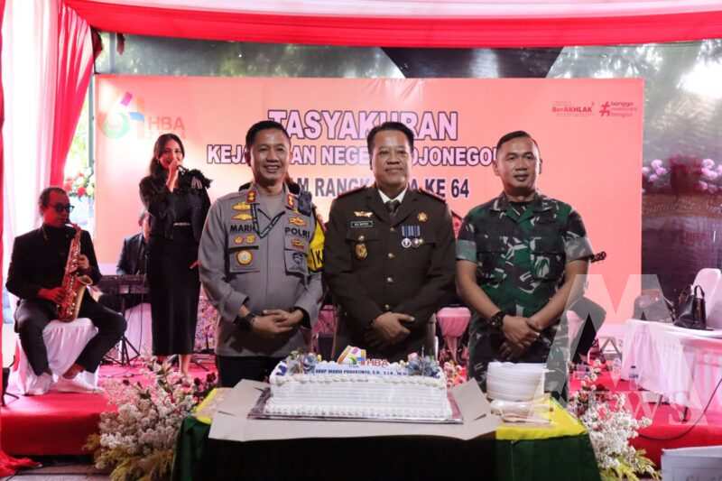 Kapolres Bojonegoro AKBP Mario Prahatinto bersama Dandim Bojonegoro beri kejutan Kajari Bojonegoro