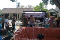 Polsek Temayang salurkan air bersih ke Desa Bakulan