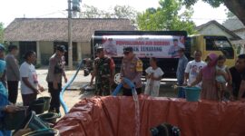 Polsek Temayang salurkan air bersih ke Desa Bakulan