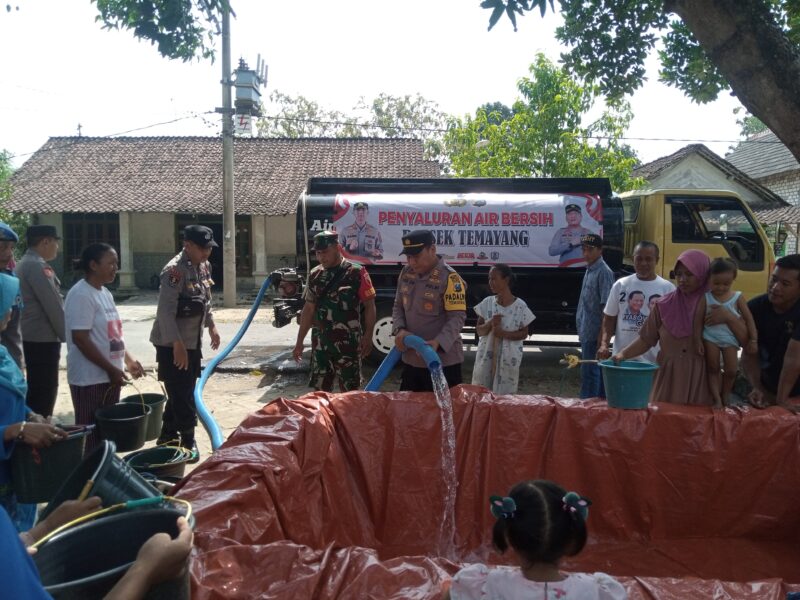 Polsek Temayang salurkan air bersih ke Desa Bakulan