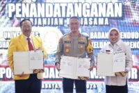 Kapolda Jatim Irjen Pol Drs. Imam Sugianto, Kaperwil BKKBN Jatim Maria Ernawati dan Prof Suko Wiyono, Rektor Universitas Wisnuwardhana Malang