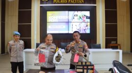 Polres Pacitan tangkap Dukun di Trenggalek beserta barang buktinya