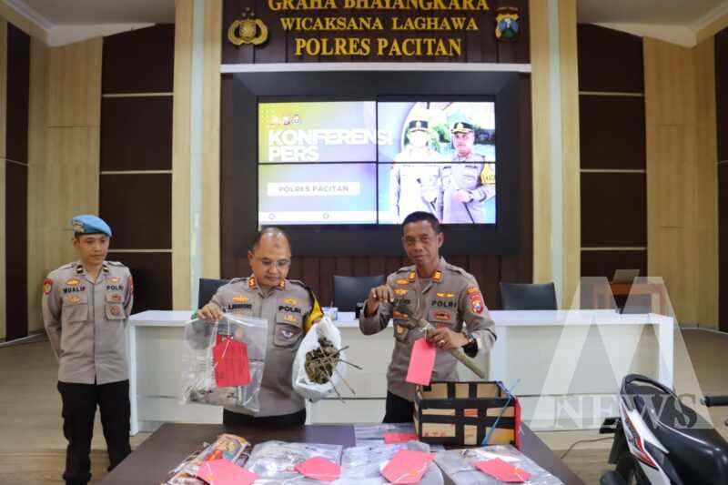 Polres Pacitan tangkap Dukun di Trenggalek beserta barang buktinya