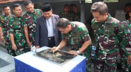 Dansenavbah Pusdikpel Kodiklatal Letkol Laut (P) Wahyu BMW resmikan musholla Daarul Ilmi