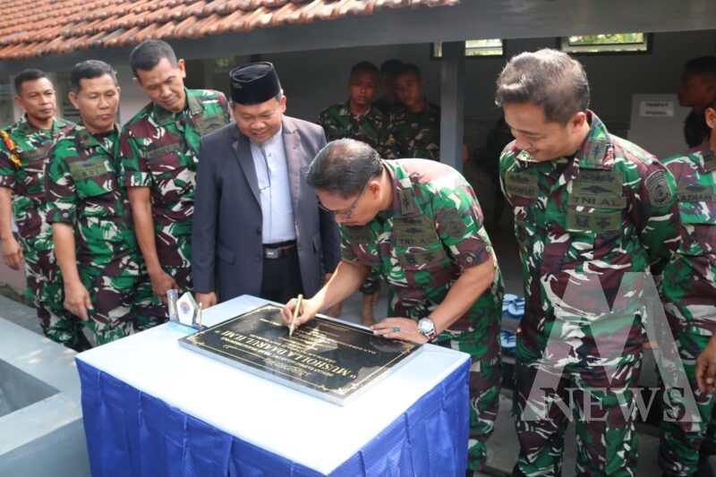 Dansenavbah Pusdikpel Kodiklatal Letkol Laut (P) Wahyu BMW resmikan musholla Daarul Ilmi