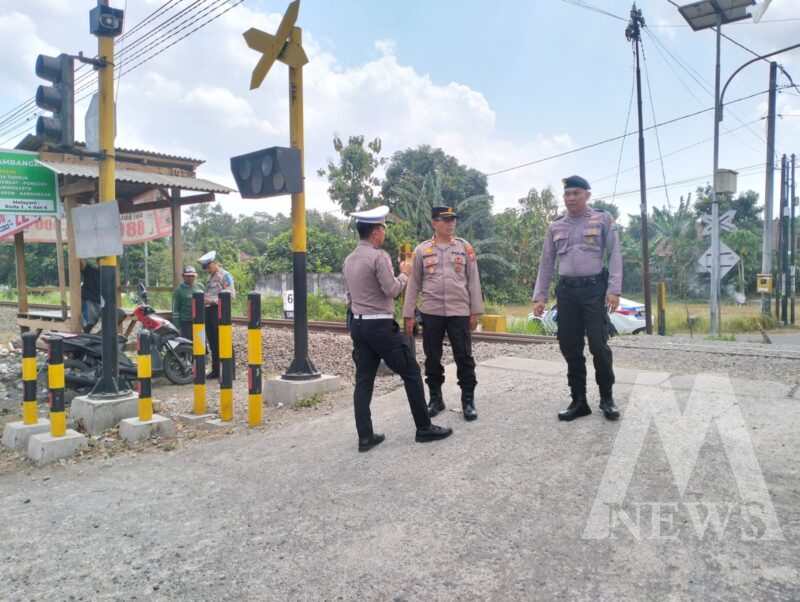 Polisi edukasi relawan perlintasan KA tanpa palang pintu