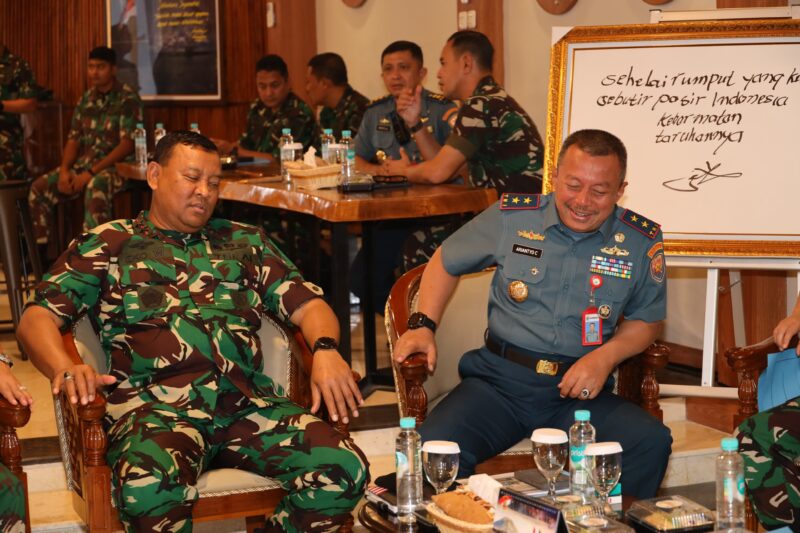 Pangkoarmada II Laksda TNI Ariantyo Condrowibowo kunjungan ke Wadan Kodiklatal Laksda TNI Eko Wahjono