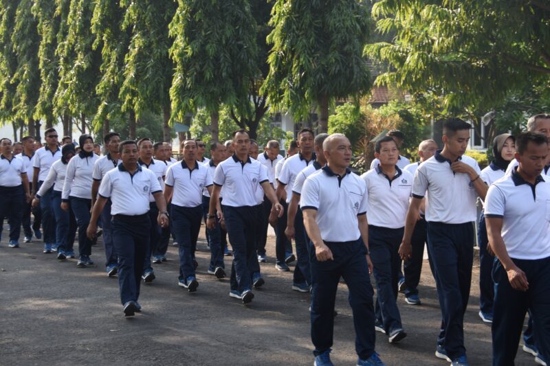 Prajurit dan PNS Kodikalatal olahraga rutin