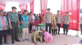 Kapolres Lamongan AKBP Bobby A. Condroputra serahkan hasil bedah rumah
