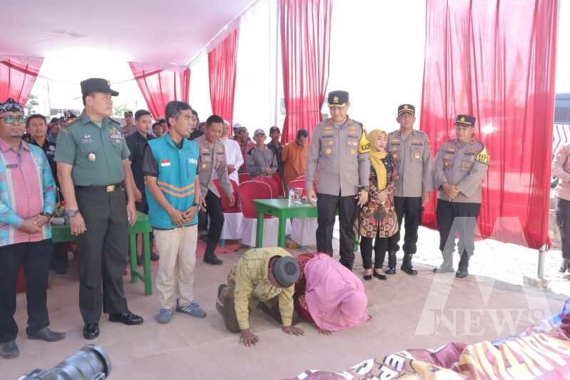 Kapolres Lamongan AKBP Bobby A. Condroputra serahkan hasil bedah rumah