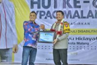 Ketua Umum YPAC Kota Malang Dr. Rerpol Romy Hermawan beri penghargaan Kapolresta Malang Kota Kombespol Budi Hermanto