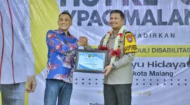 Ketua Umum YPAC Kota Malang Dr. Rerpol Romy Hermawan beri penghargaan Kapolresta Malang Kota Kombespol Budi Hermanto