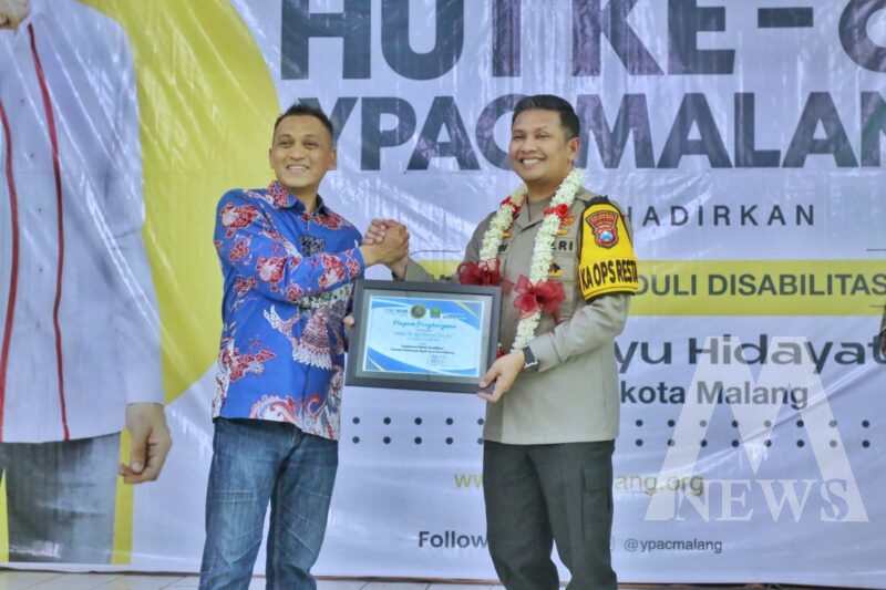 Ketua Umum YPAC Kota Malang Dr. Rerpol Romy Hermawan beri penghargaan Kapolresta Malang Kota Kombespol Budi Hermanto