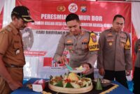 Kapolres Jember AKBP Bayu Pratama Gubunagi potong tumpeng peresmian Sumur Bor Bhayangkara Tatag Trawang Tungga