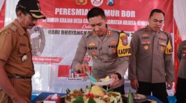 Kapolres Jember AKBP Bayu Pratama Gubunagi potong tumpeng peresmian Sumur Bor Bhayangkara Tatag Trawang Tungga