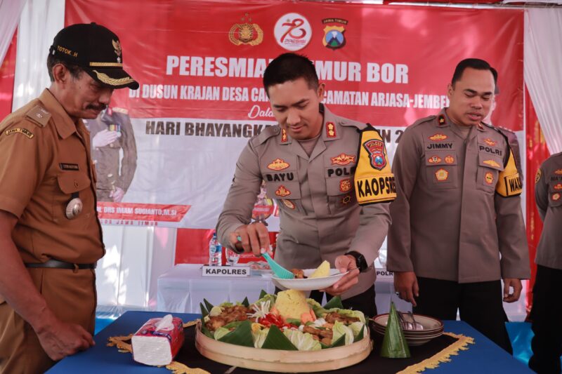 Kapolres Jember AKBP Bayu Pratama Gubunagi potong tumpeng peresmian Sumur Bor Bhayangkara Tatag Trawang Tungga