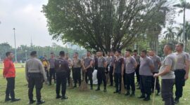 Polri bersihkan sisa sampah Pesta Rakyat di Monas