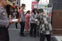 Polres Bojonegoro berbagi nasi kotak gratis