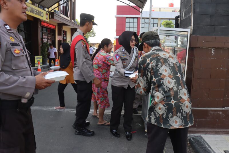 Polres Bojonegoro berbagi nasi kotak gratis