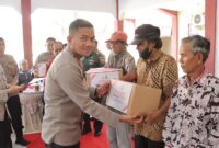 Kapolres Nganjuk AKBP Siswantoro beri Bansos paket sembako