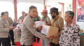 Kapolres Nganjuk AKBP Siswantoro beri Bansos paket sembako