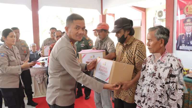Kapolres Nganjuk AKBP Siswantoro beri Bansos paket sembako