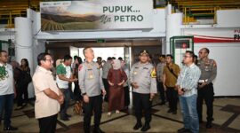 Kapolres Gresik AKBP Arief Kurniawan dampingi Kapolda Jatim Irjen Pol Drs. Imam Sugianto survei SOR Tri Dharma Petrokimia Gresik