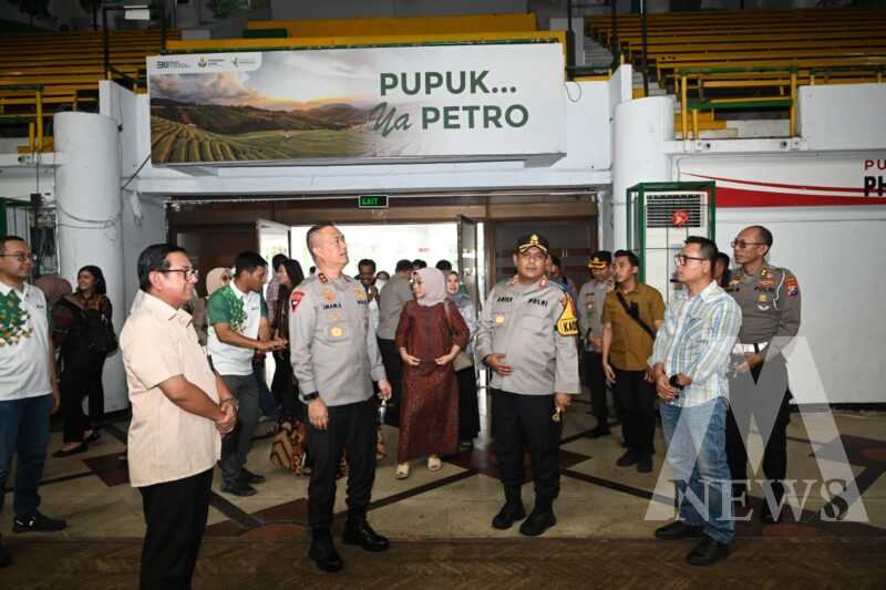 Kapolres Gresik AKBP Arief Kurniawan dampingi Kapolda Jatim Irjen Pol Drs. Imam Sugianto survei SOR Tri Dharma Petrokimia Gresik