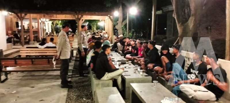 Polsek Warujayeng Sosialisasi ke Pengunjung Warkop Terkait Kamtibmas