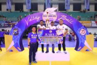 Kapolres Bojonegoro AKBP Mario Prahatinto serahkan hadiah ke pemenang