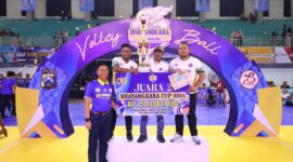 Kapolres Bojonegoro AKBP Mario Prahatinto serahkan hadiah ke pemenang