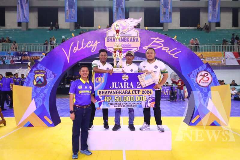 Kapolres Bojonegoro AKBP Mario Prahatinto serahkan hadiah ke pemenang
