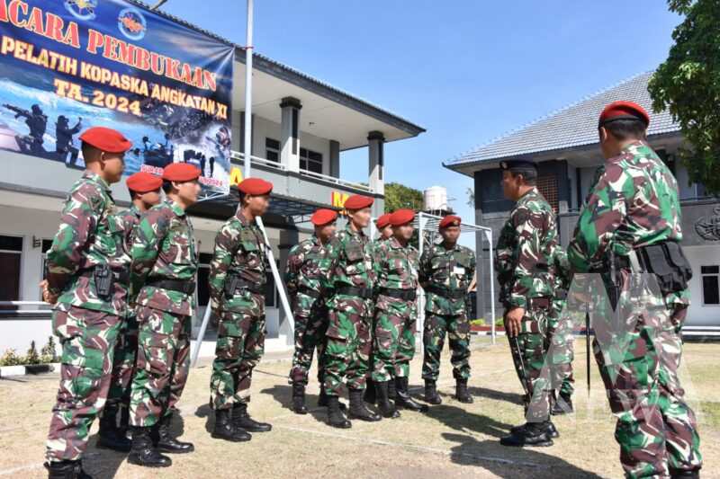 Danpusdiksus Kodikopsla Kodiklatal Kolonel Laut (P) Gering Sapto Sambodo buka calon pelatih pasukan Elit TNI AL