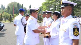 Dankodikdukum Kodiklatal Laksma TNI Dr. Taufik Arief pimpin upacara penutupan Dikmaba TNI AL