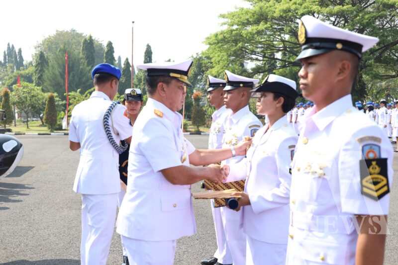 Dankodikdukum Kodiklatal Laksma TNI Dr. Taufik Arief pimpin upacara penutupan Dikmaba TNI AL
