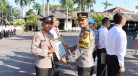 Kapolres Nganjuk AKBP Siswantoro beri penghargaan anggota berprestasi