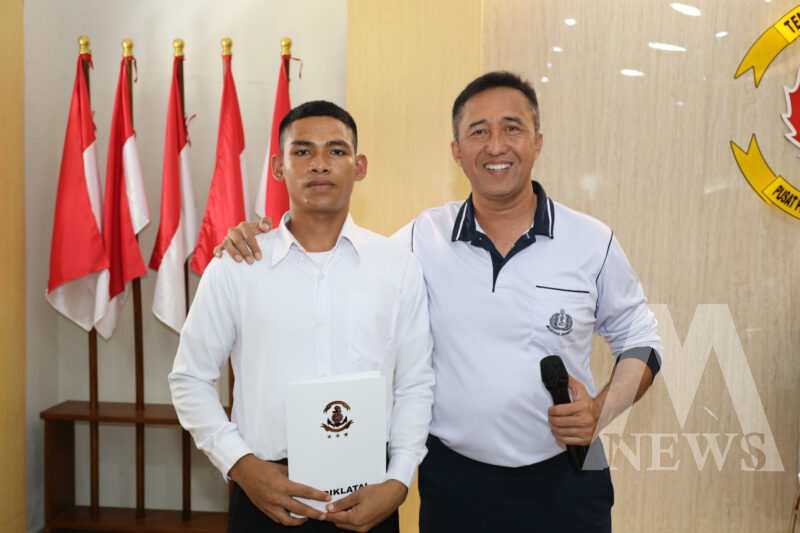 Dankodiklatal Letjen TNI Marinir Nur Alamsyah bersama siswa Dikmata