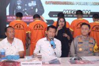 Tersangka diamankan Polisi beserta barang buktinya