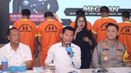 Tersangka diamankan Polisi beserta barang buktinya