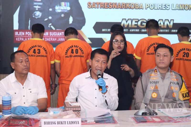 Tersangka diamankan Polisi beserta barang buktinya