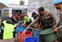 Polres Lumajang dropping air bersih ke warga