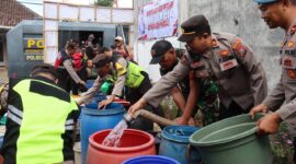 Polres Lumajang dropping air bersih ke warga