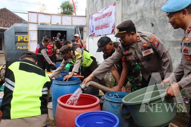 Polres Lumajang dropping air bersih ke warga