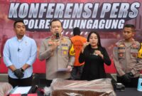 Tersangka diamankan Polisi beserta barang buktinya