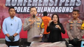 Tersangka diamankan Polisi beserta barang buktinya